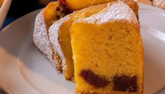 Bolo de Fubá com Goiabada e Queijo