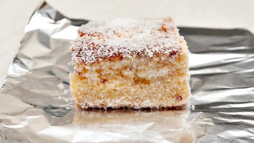 Bolo Gelado com Calda de Leite de Coco