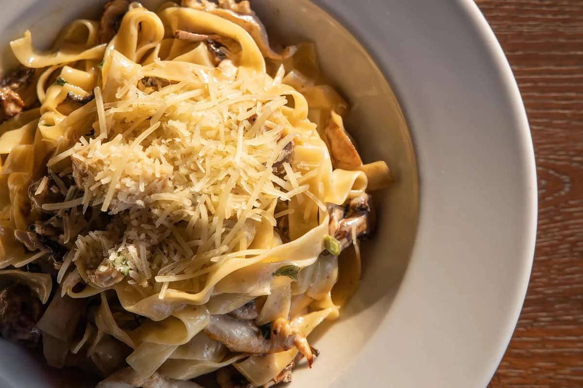 Fettuccine Alfredo Clássico: Sabor e Tradição na Sua Mesa