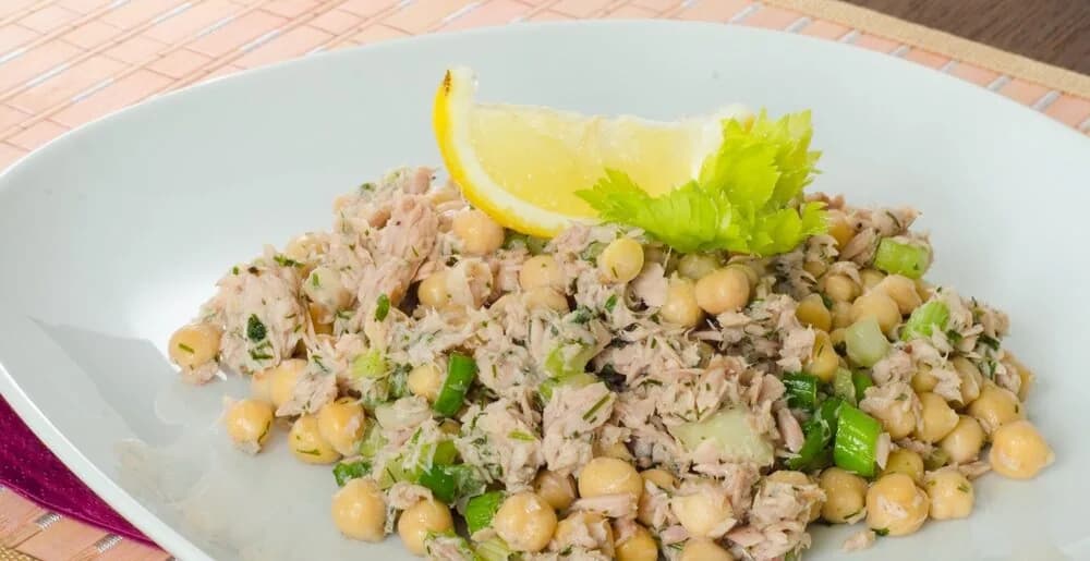 Salada de Grão-de-Bico com Atum