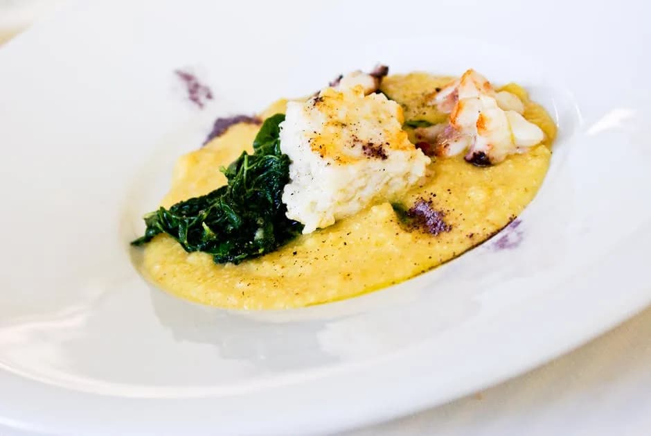 Camarão com Polenta: Sabor e Tradição em Cada Garfada