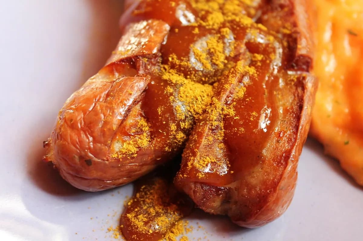 Currywurst: O Sabor Alemão que Conquistou o Brasil