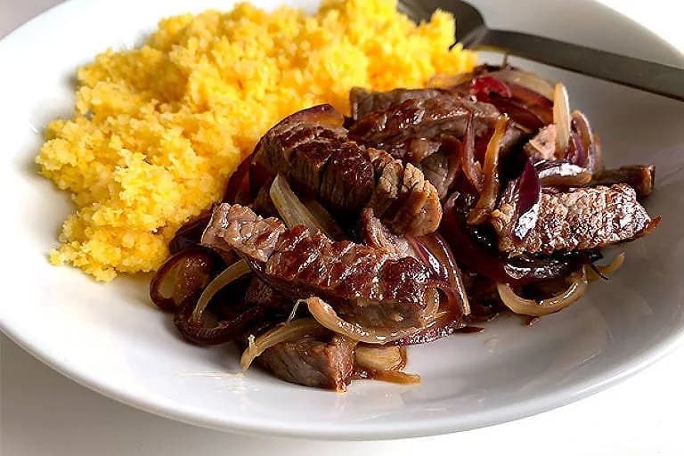 Cuscuz Nordestino com Carne de Sol e Queijo Coalho