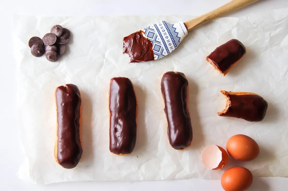Deliciosos Eclairs de Chocolate com Recheio Cremoso