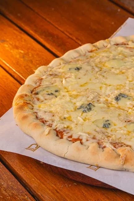 Deliciosa Pizza Quatro Queijos para Encantar seu Paladar