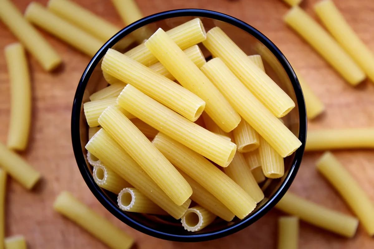 Rigatoni com Molho Sugo: Uma Delícia Ítalo-Brasileira