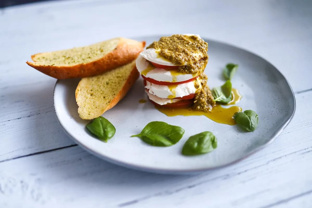 Salada Caprese: Frescor e Sabor em Cada Camada