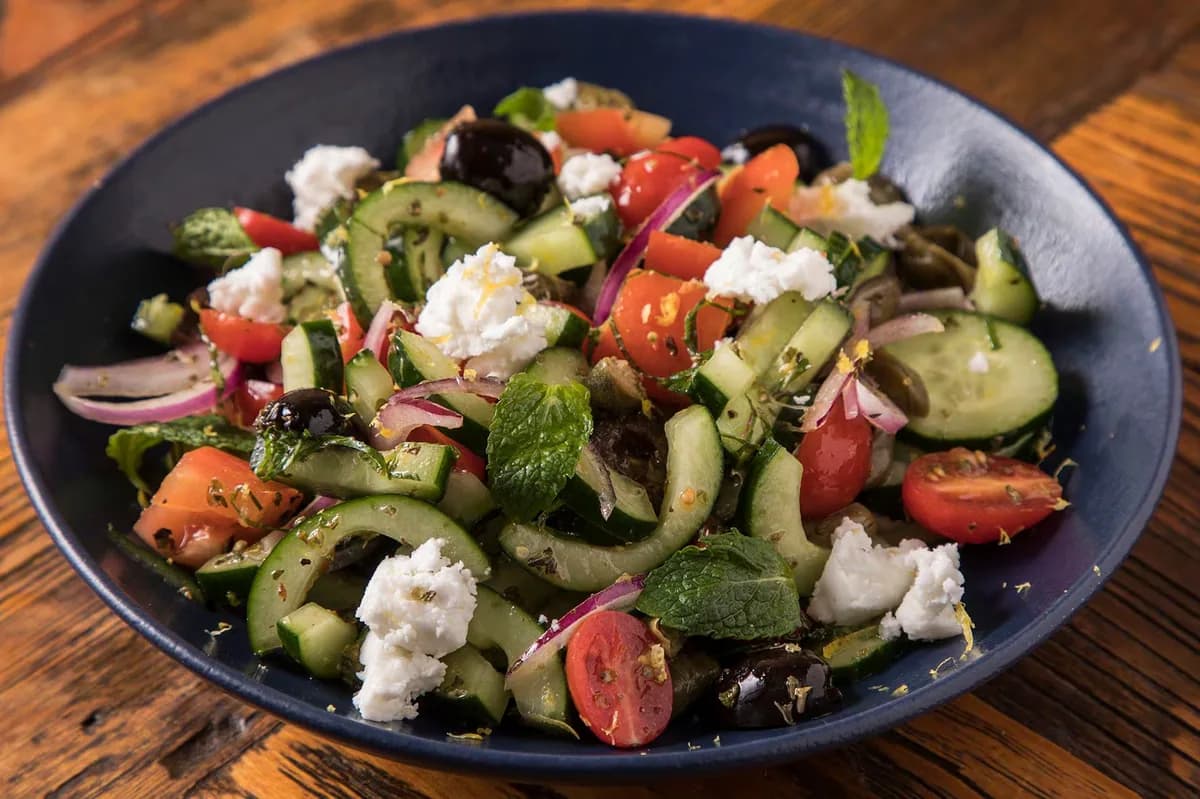 Descubra a Autêntica Salada Grega: Frescor e Sabor na Sua Mesa