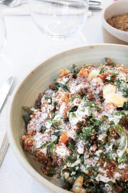 Salada de Quinoa com Frutas Secas: Um Toque de Sabor e Saúde