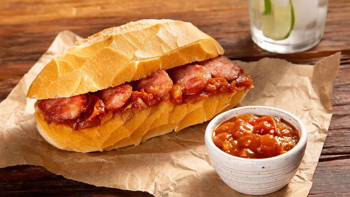 Sanduíche de Linguiça: Uma Delícia Brasileira
