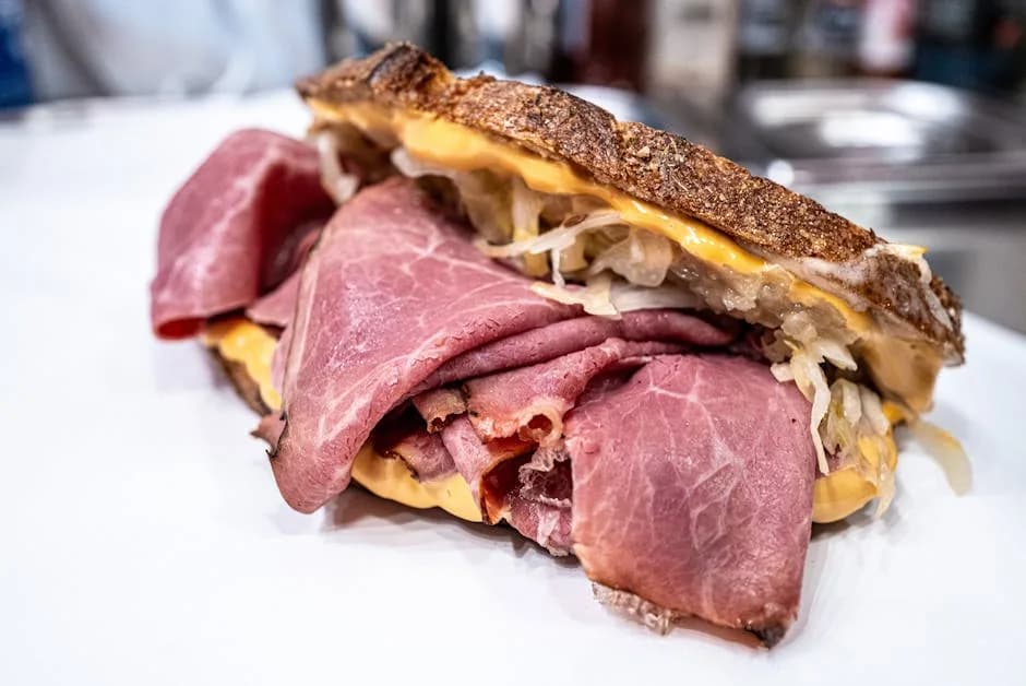 Sanduíche Reuben: Sabor e Tradição em Cada Mordida