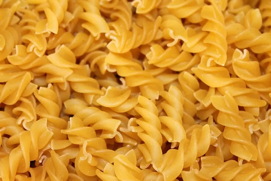 Fusilli Verão: Pêssego Grelhado, Burrata e Manjericão Fresco