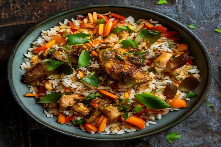 Salada Crocante de Arroz e 'Frango' Vegano com Molho de Gengibre
