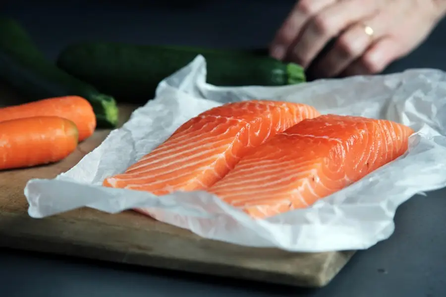 Salmão Grelhado: Revigorante Bowl Mediterrâneo para o Metabolismo