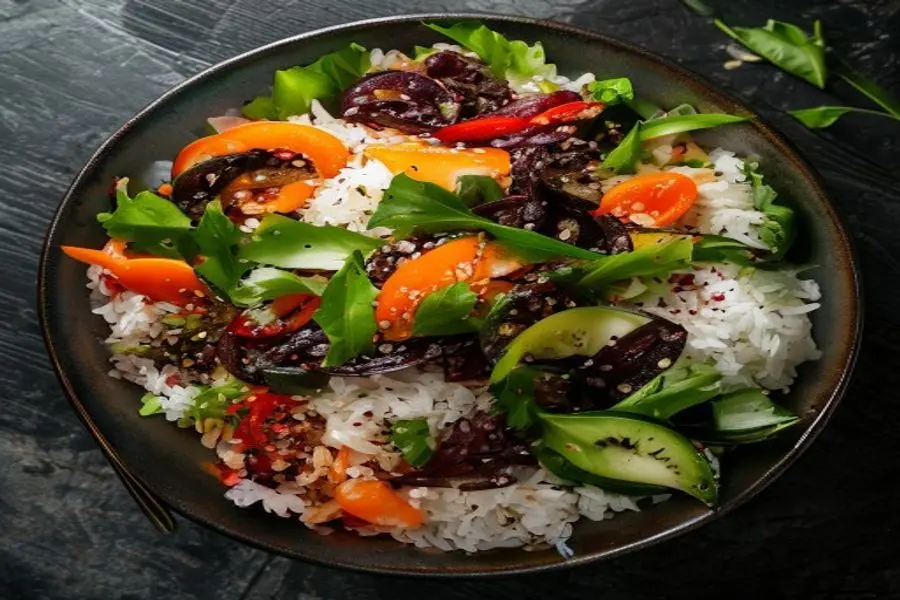Umami Vibrante: Salada de Arroz Vietnamita com Soja Grelhada