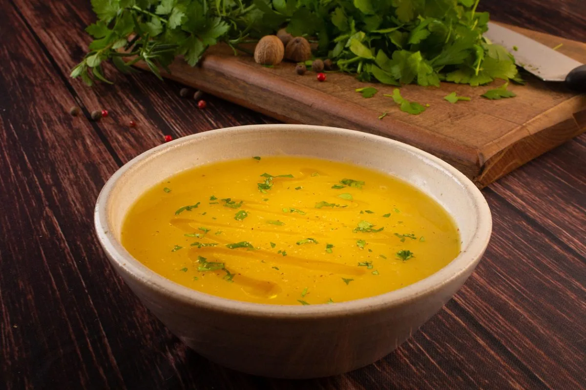 Caldo de Mandioca com Linguiça e Cheiro-Verde