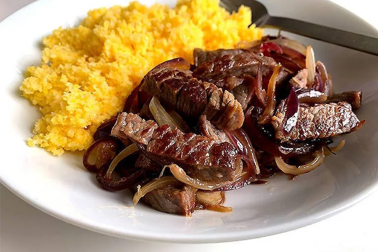 Cuscuz Nordestino com Carne de Sol e Queijo Coalho