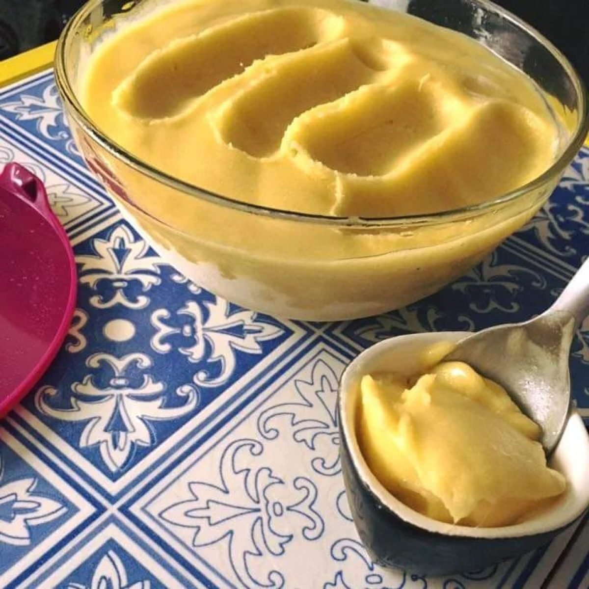 Mousse de manga cremosa em taça de vidro, sobremesa brasileira tropical refrescante