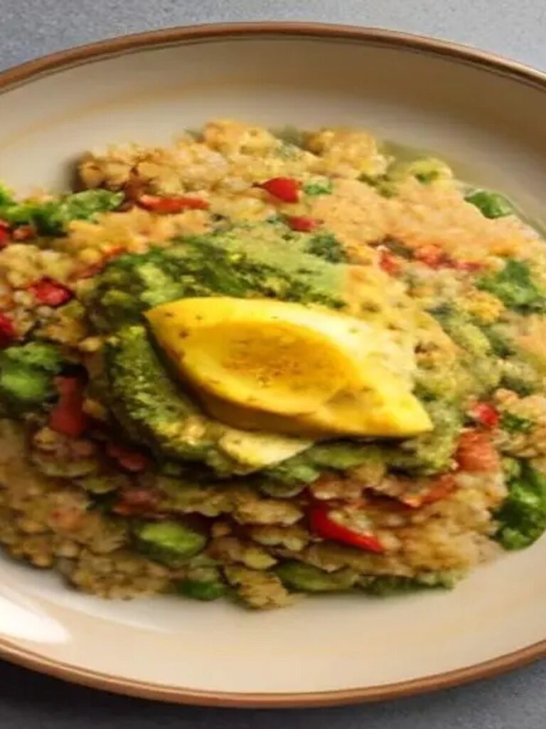 Frango Dourado Mediterrâneo com Quinoa e Pesto Fresco