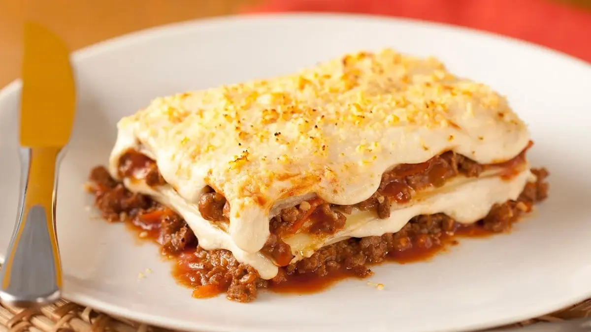 Lasagna bolognese with ground beef and white sauce