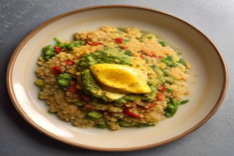 Pollo Dorado Mediterráneo con Quinoa y Pesto Fresco