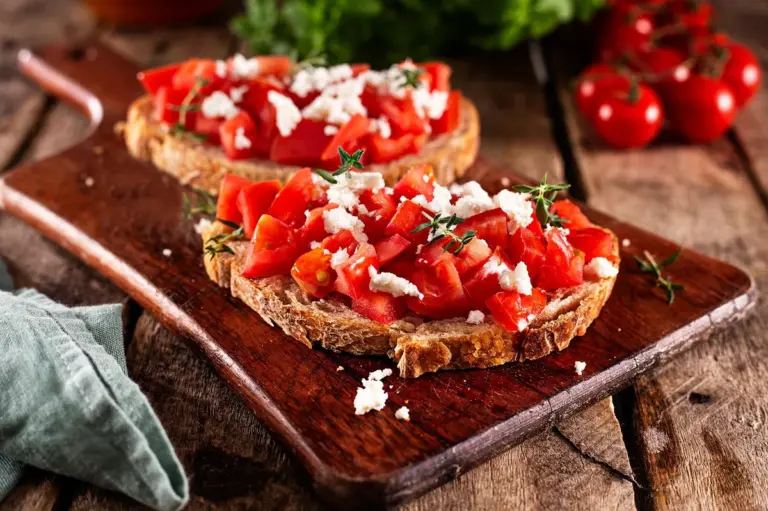 Bruschetta Tradicional: Sabor y frescura en cada bocado