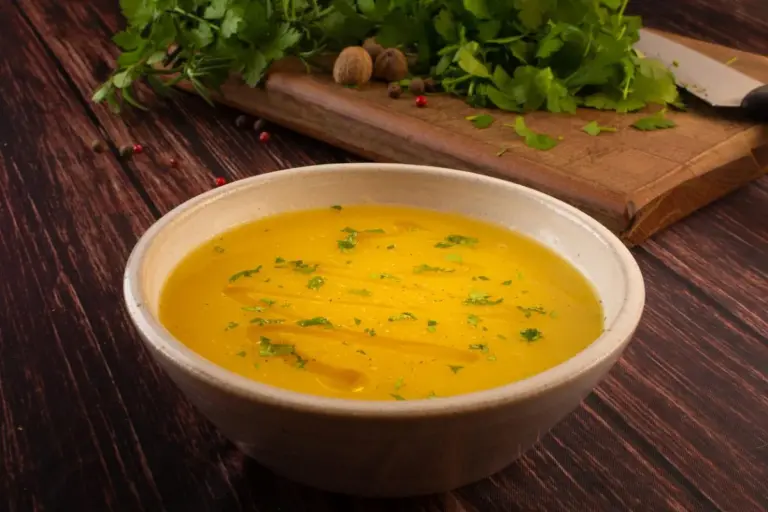 Caldo de yuca con salchicha y perejil