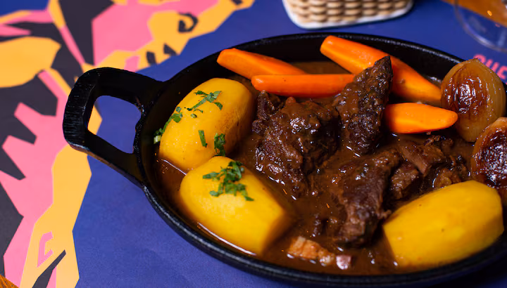 Delicioso Ensopado de Carne: Sabor e Tradição em Cada Garfada