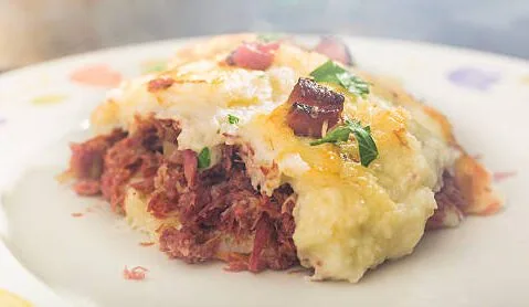 Escondidinho de Carne Seca com Purê de Mandioca