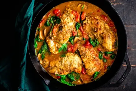 Frango Cremoso na Frigideira com Espinafre e Tomate