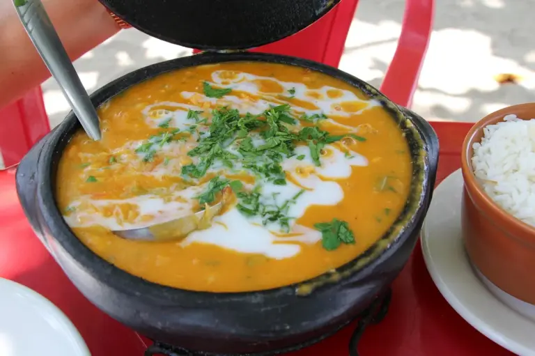 प्रामाणिक मछली मोकेका: आपकी मेज पर बहिया का स्वाद