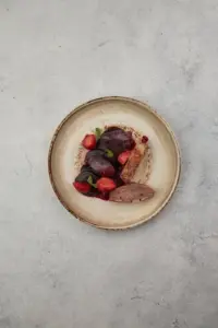 Mousse de Morangos Frescos e Limão com Crocante de Amêndoas