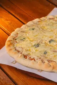 Deliciosa Pizza Quatro Queijos para Encantar seu Paladar