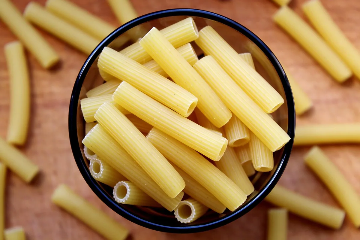 Rigatoni com Molho Sugo: Uma Delícia Ítalo-Brasileira