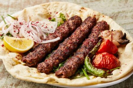 Sabor dos Espetinhos: Delicie-se com esta Receita de Kebab