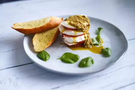 Salada Caprese: Frescor e Sabor em Cada Garfada