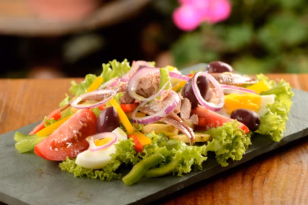 Salada Niçoise: Frescor e Sabor A cada Garfada