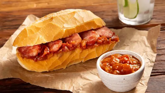 Sanduíche de Linguiça: Uma Delícia Brasileira