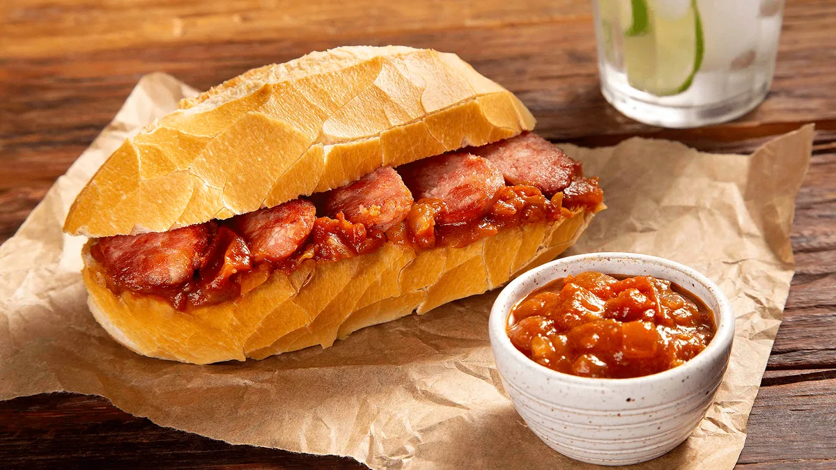 Sanduíche de Linguiça: Uma Delícia Brasileira