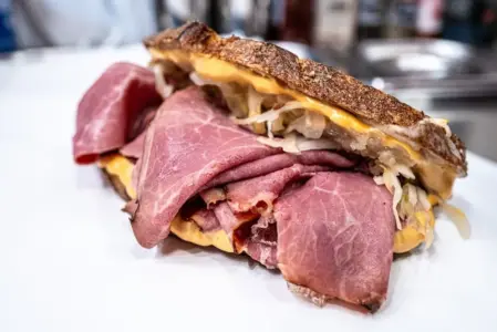 Sanduíche Reuben: Sabor e Tradição em Cada Mordida