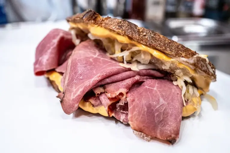 Sándwich Reuben: Sabor y Tradición en Cada Mordisco