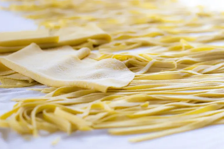 Delicioso Tagliatelle con Salsa de Tomate y Albahaca